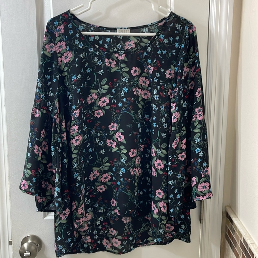 Spence blouse. Black w. Multicolor Floral, bell sleeves. Light material. size XL